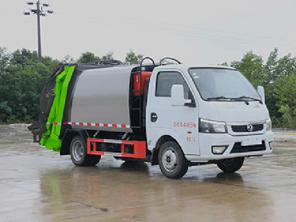 東風途逸壓縮式垃圾車（5立方）